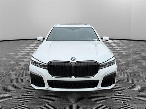 2022 BMW 740 i