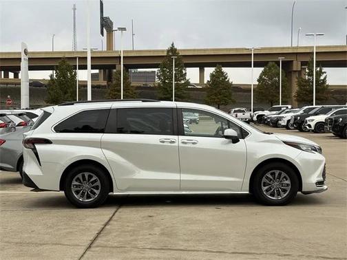 2023 Toyota Sienna XLE