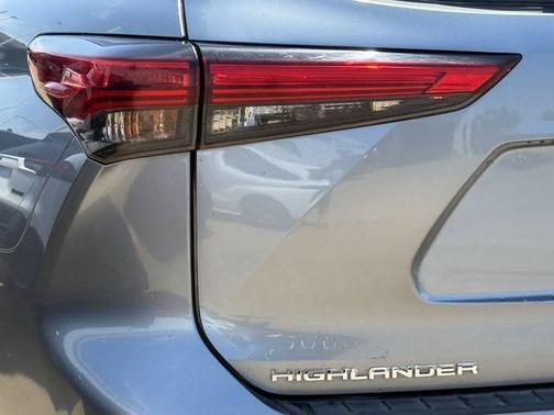 Moon Dust 2022 Toyota Highlander XLE