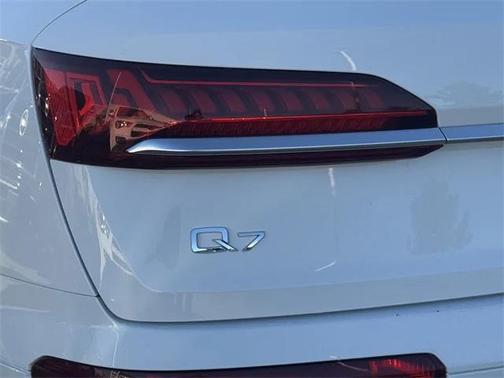 2024 Audi Q7 45 Premium Plus