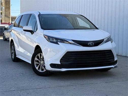 2024 Toyota Sienna LE