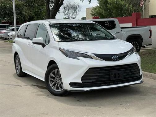 2024 Toyota Sienna LE
