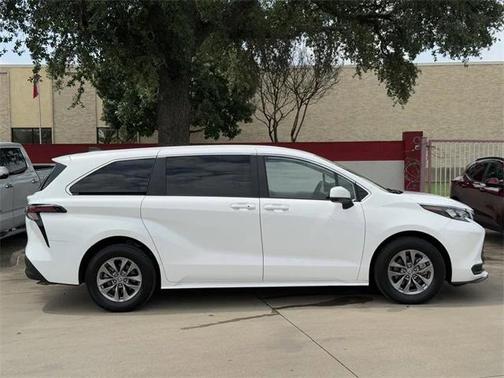 2024 Toyota Sienna LE