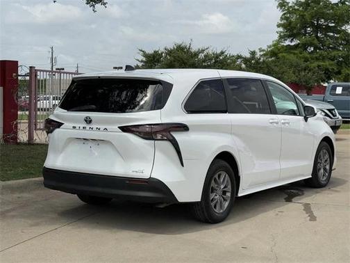 2024 Toyota Sienna LE