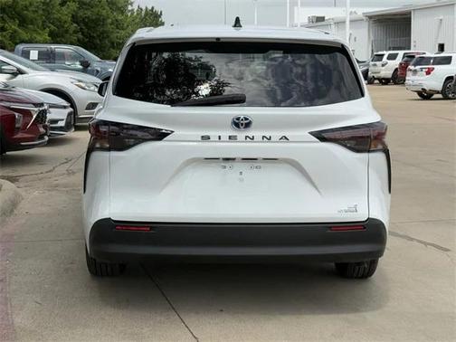 2024 Toyota Sienna LE