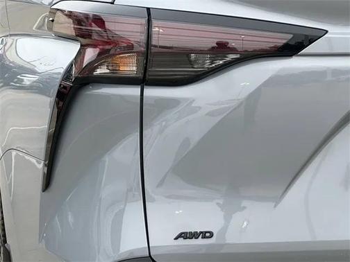 2024 Toyota Sienna Woodland Edition