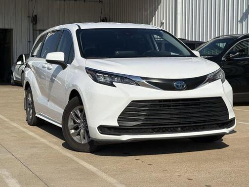 Ice Cap 2023 Toyota Sienna LE