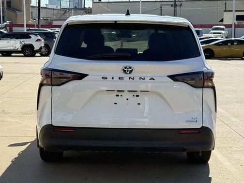 Ice Cap 2023 Toyota Sienna LE