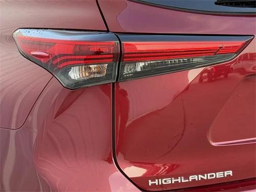 2022 Toyota Highlander LE