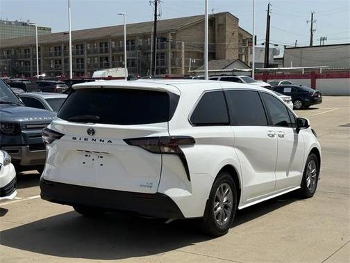 2023 Toyota Sienna LE
