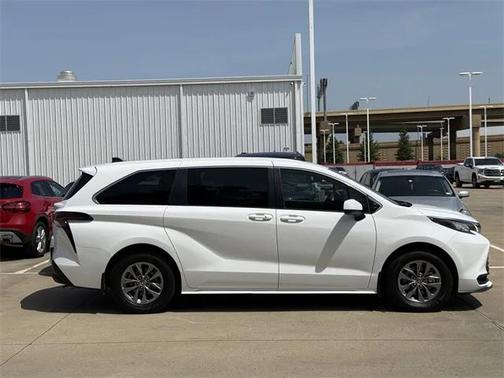 2023 Toyota Sienna LE