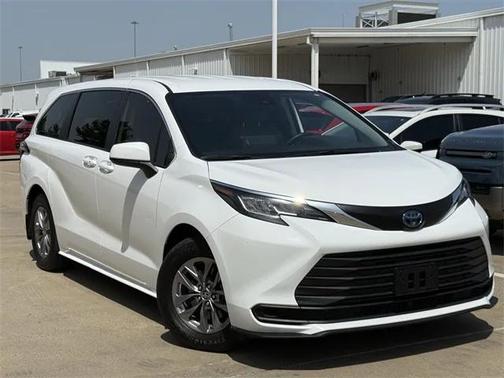 2023 Toyota Sienna LE