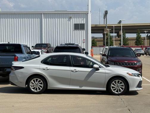 Ice 2023 Toyota Camry LE