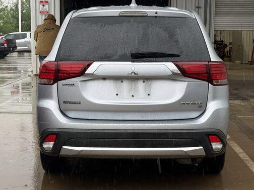 Cool Silver Metallic 2017 Mitsubishi Outlander SE