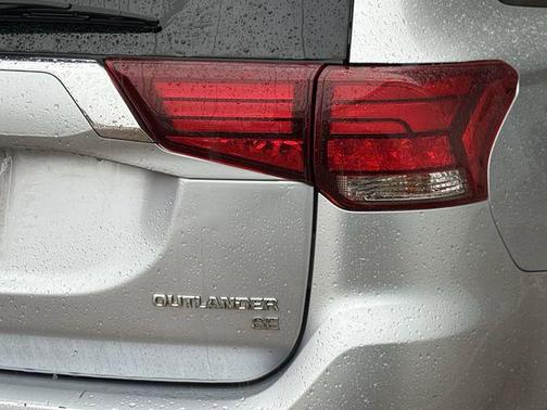 Cool Silver Metallic 2017 Mitsubishi Outlander SE