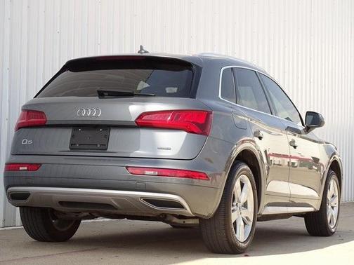 Photo 4 of 34 of 2019 Audi Q5 2.0T Premium