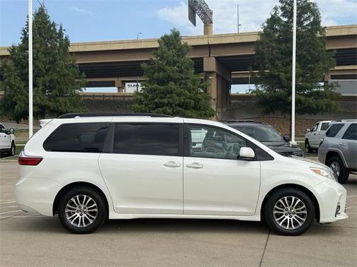 2020 Toyota Sienna XLE