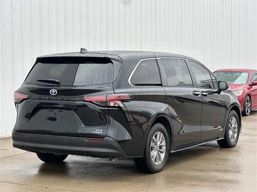2021 Toyota Sienna XLE 8 Passenger