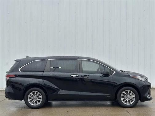 2021 Toyota Sienna XLE 8 Passenger