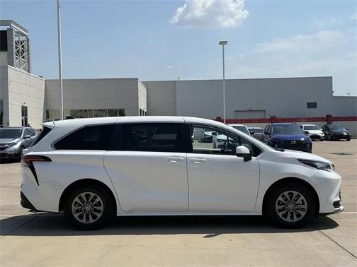 2022 Toyota Sienna LE