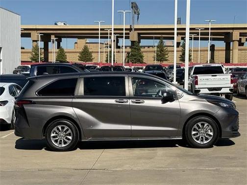 2022 Toyota Sienna LE