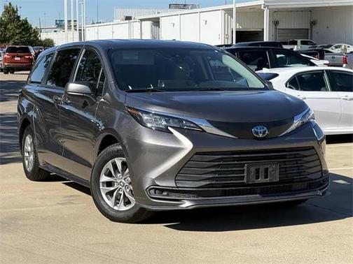2022 Toyota Sienna LE