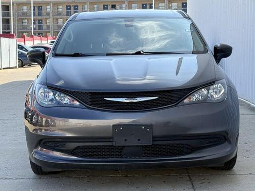 Granite Crystal Metallic Clearcoat 2022 Chrysler Voyager LX