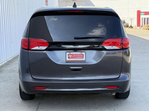 Granite Crystal Metallic Clearcoat 2022 Chrysler Voyager LX