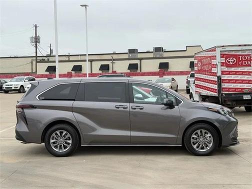 2024 Toyota Sienna LE