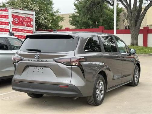 2024 Toyota Sienna LE