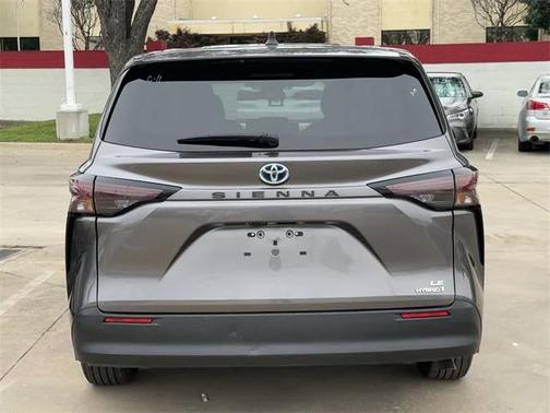 2024 Toyota Sienna LE