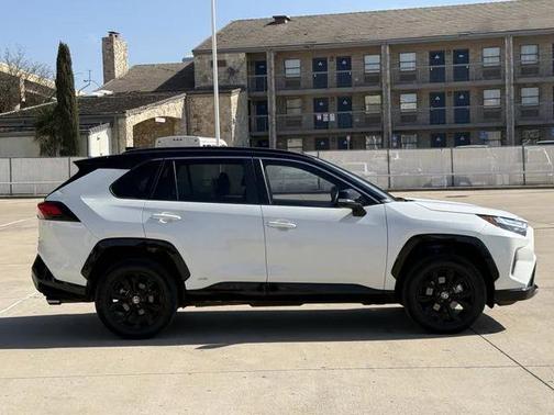 2022 Toyota RAV4 Hybrid SE