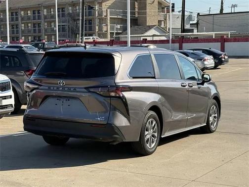 2024 Toyota Sienna LE