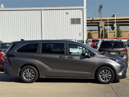 2024 Toyota Sienna LE