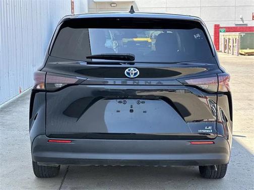 2023 Toyota Sienna LE