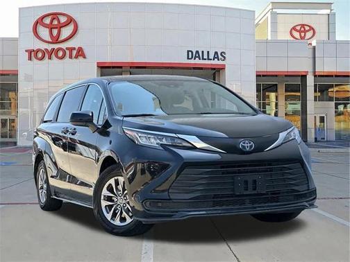 2023 Toyota Sienna LE
