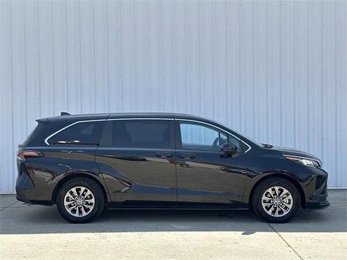 2023 Toyota Sienna LE
