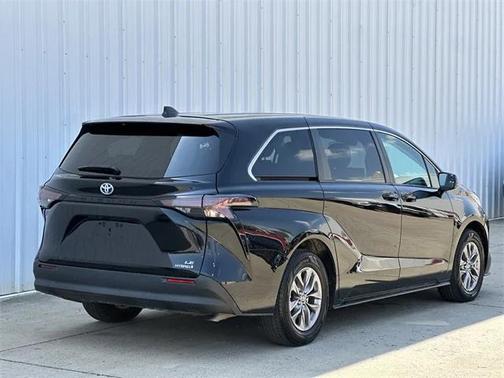 2023 Toyota Sienna LE