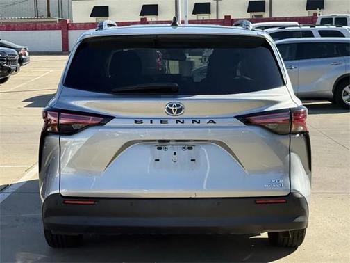 2022 Toyota Sienna XLE 8 Passenger