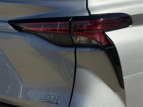 2022 Toyota Sienna XLE 8 Passenger