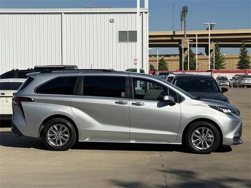 2022 Toyota Sienna XLE 8 Passenger