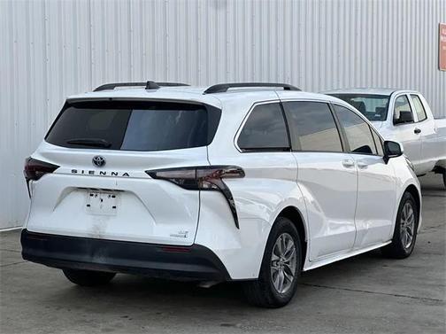 2023 Toyota Sienna LE