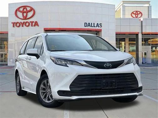 2023 Toyota Sienna LE