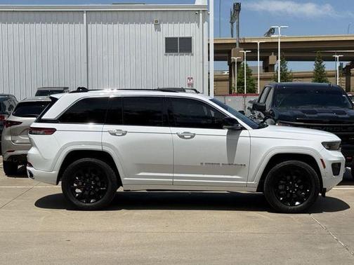 Bright White Clearcoat 2023 Jeep Grand Cherokee Overland