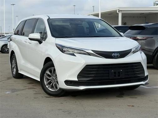2025 Toyota Sienna LE