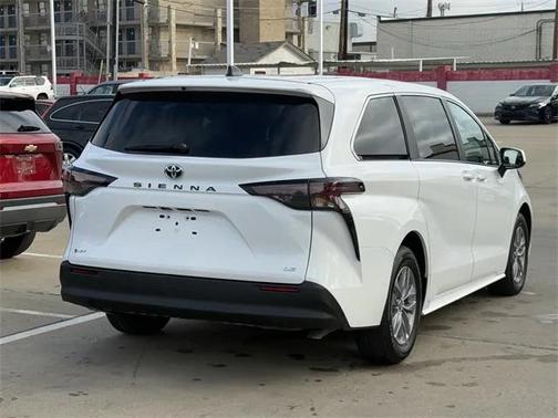 2025 Toyota Sienna LE