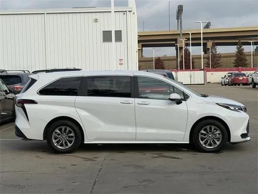 2025 Toyota Sienna LE