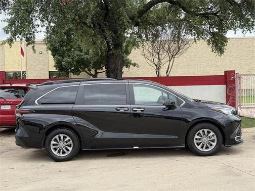 2023 Toyota Sienna XLE