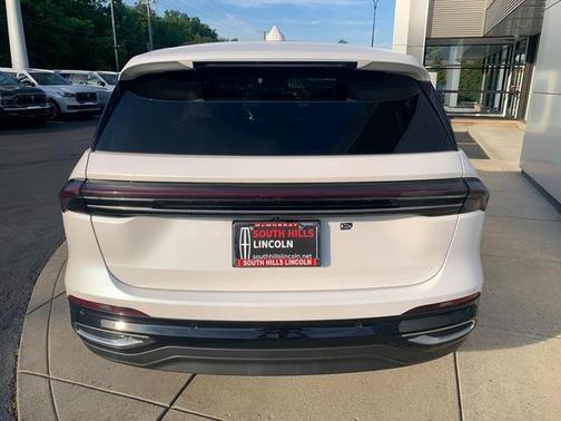 White Platinum Metallic 2025 Lincoln Nautilus Premiere