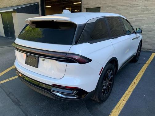 White Platinum Metallic 2025 Lincoln Nautilus Premiere